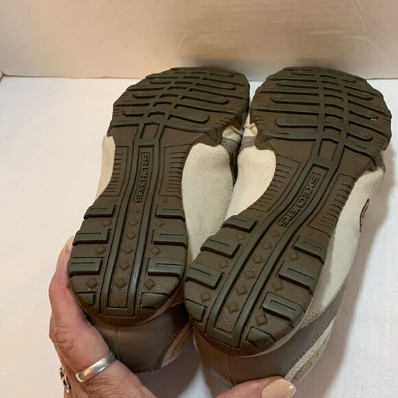 Skechers size 9 slip on sneakers. Like new condition - Picture 4 of 7